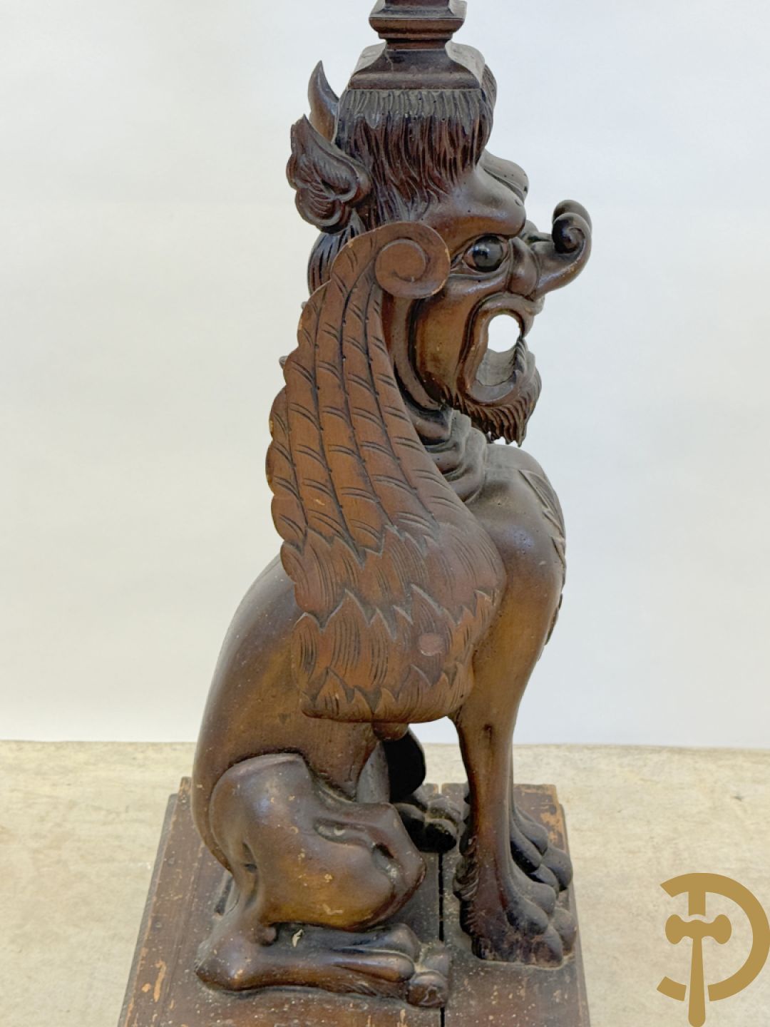 Houtgesculpteerde sokkel in de vorm van een handgesculpteerde fo hond bezet met marmeren plateau