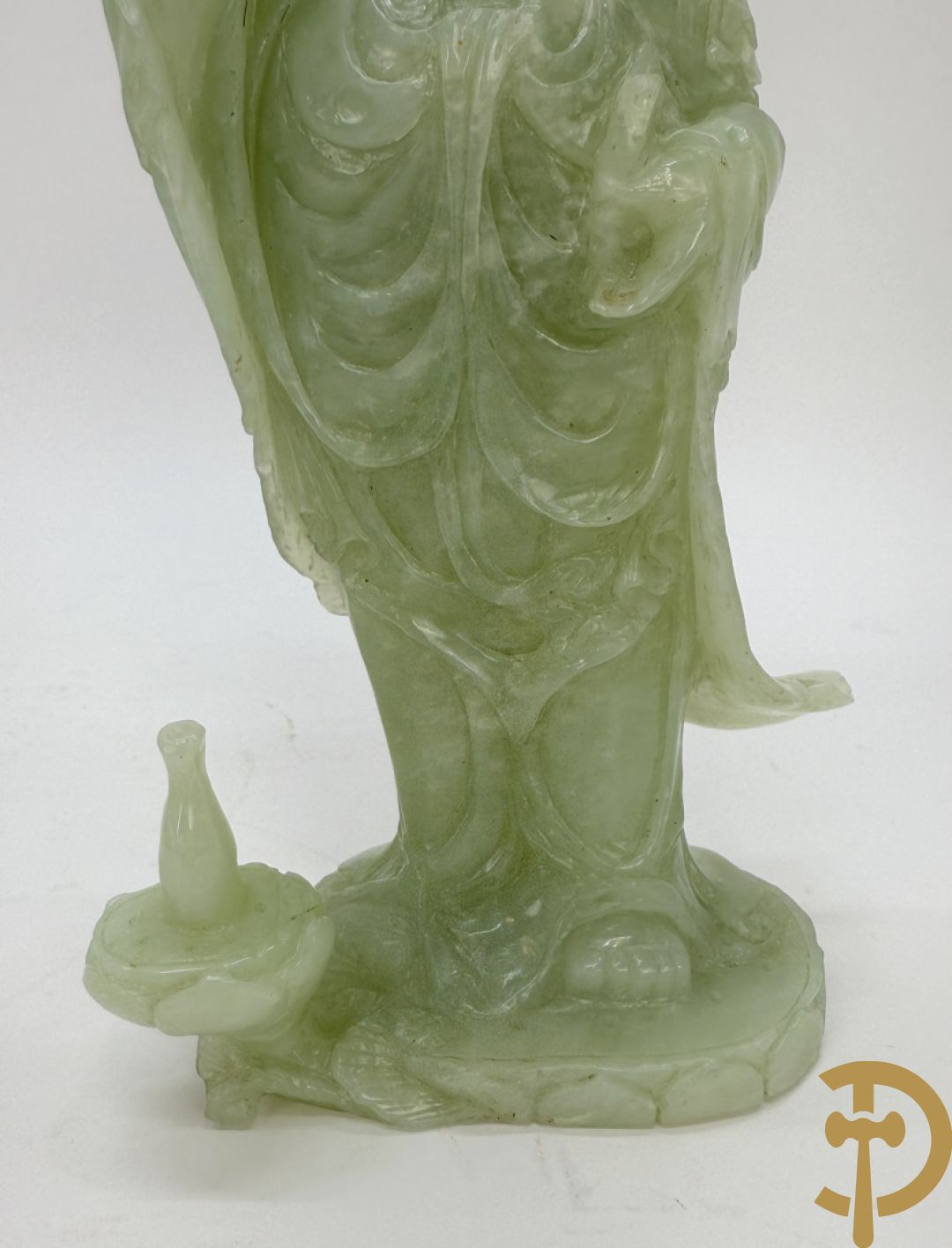 Jadeiet sculptuur van boedhistisch figuur + jadeiet wijsgeer met perziken + geisha in jadeiet