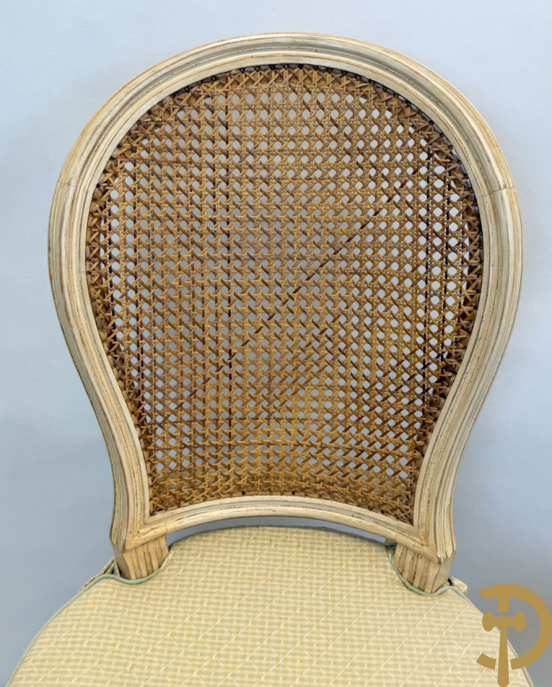 Ronde tafel met houtgesculpteerde korenaren, deels verguld, en glazen blad + 5 bijhorende Louis XVI stoelen met gecanneerde rug en zitting
