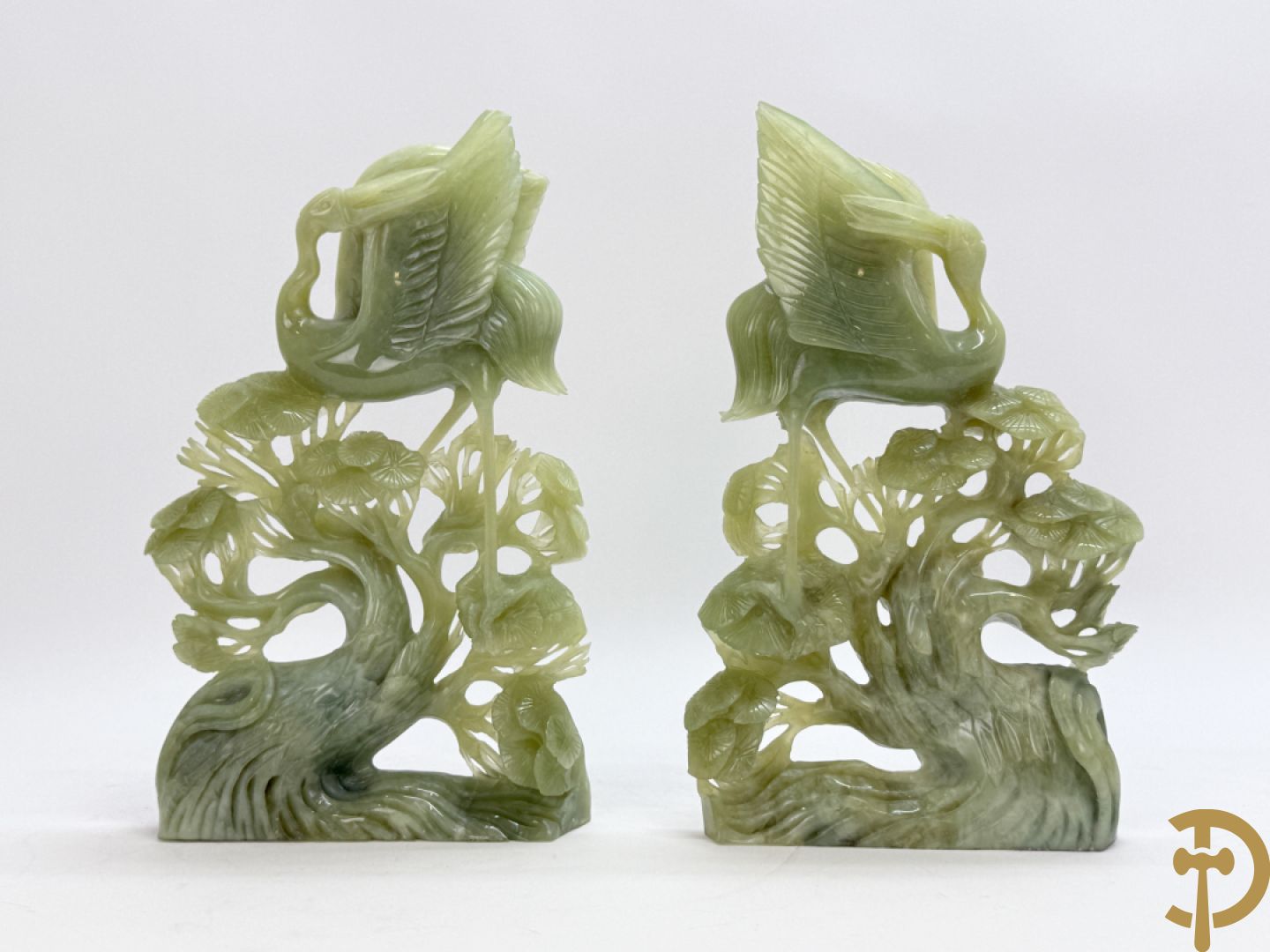 Paar jadeiet sculpturen met fenixvogels in natuurtafereel