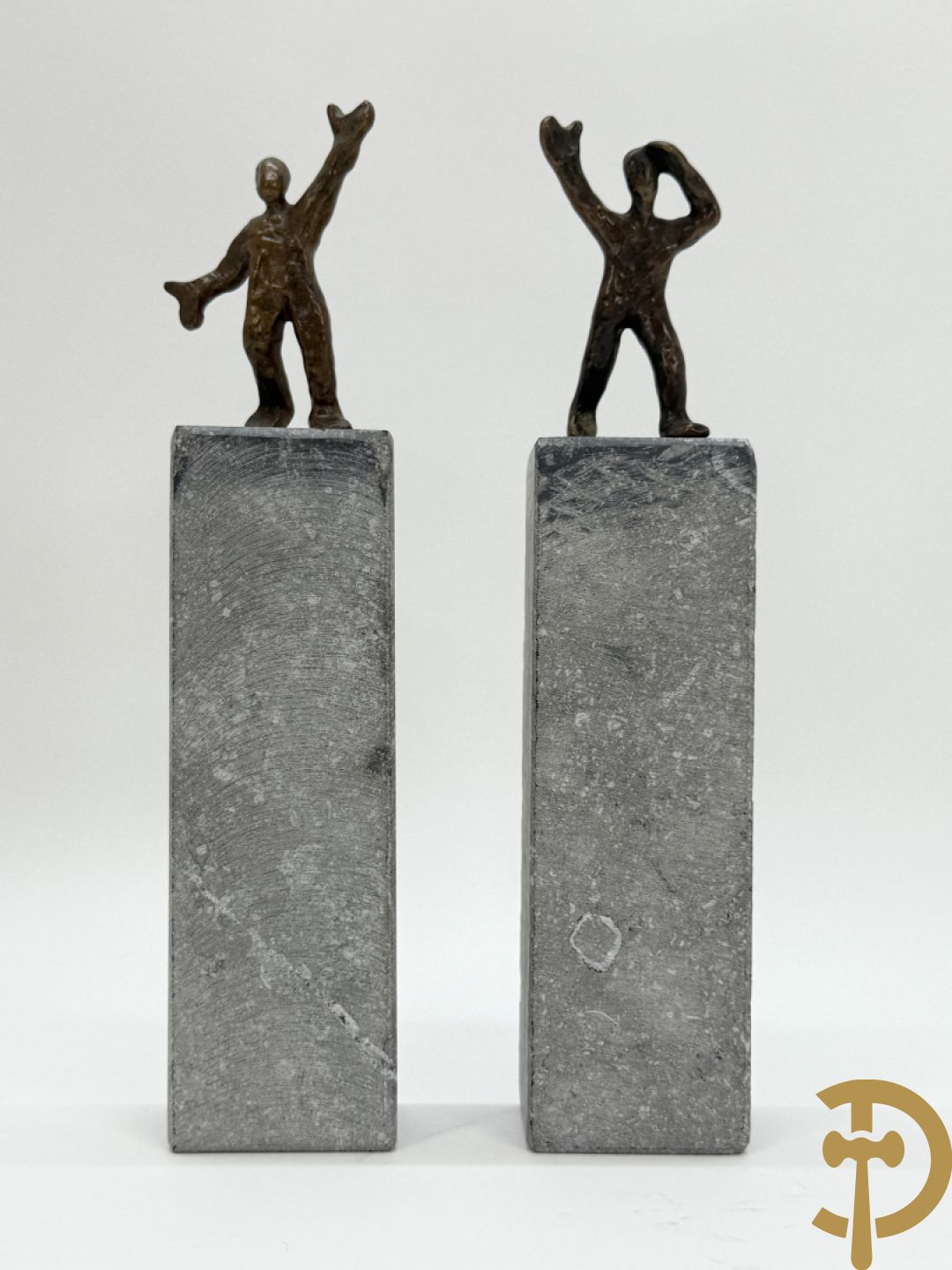 MEAN Fr. getekend (Francis) Paar bronzen sculpturen op arduinen sokkel
