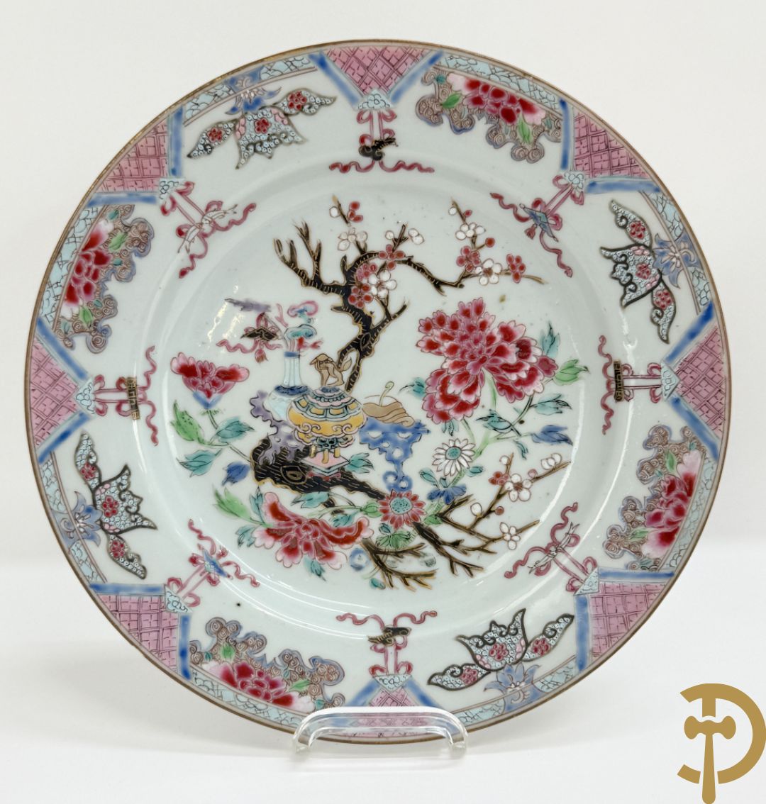 Chinese porseleinen ballustervormige vaas, King Long  + 2 porseleinen bordjes met bloemendecor + 2 bordjes met vazen- en bloemendecor + kopje en schoteltje Imari + dekselpotiche met vogel en bloemendecor
