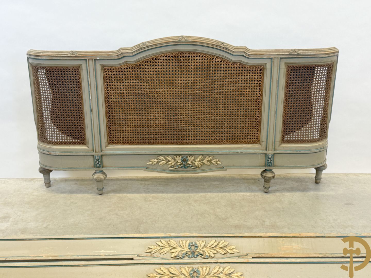Gepatineerd Louis XVI bed met cannage en guirlandes + 2 muurconsoles met cannage en marmeren blad
