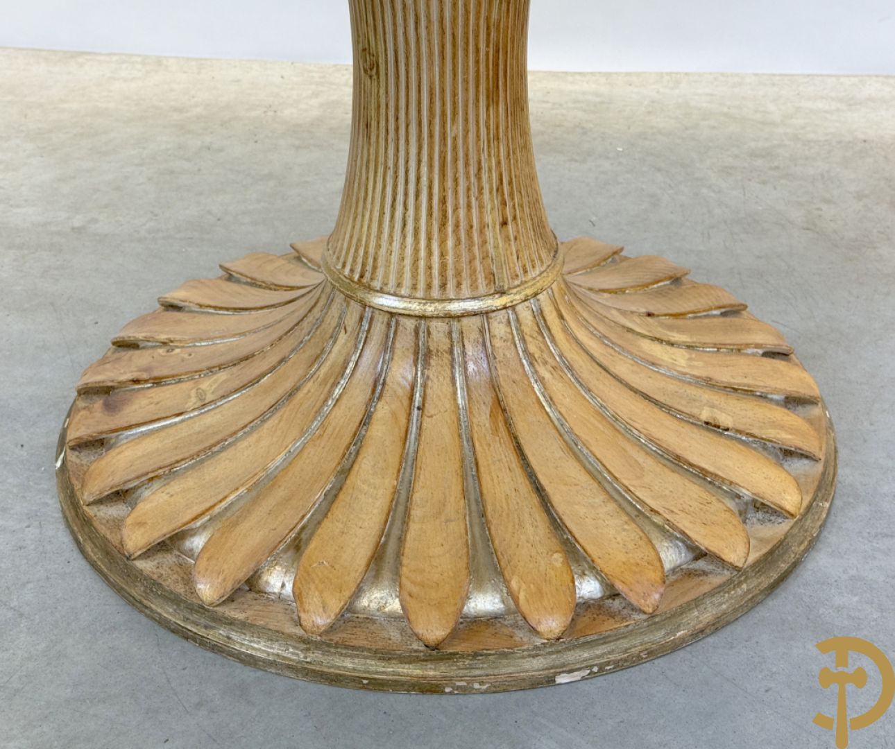 Ronde tafel met houtgesculpteerde korenaren, deels verguld, en glazen blad + 5 bijhorende Louis XVI stoelen met gecanneerde rug en zitting