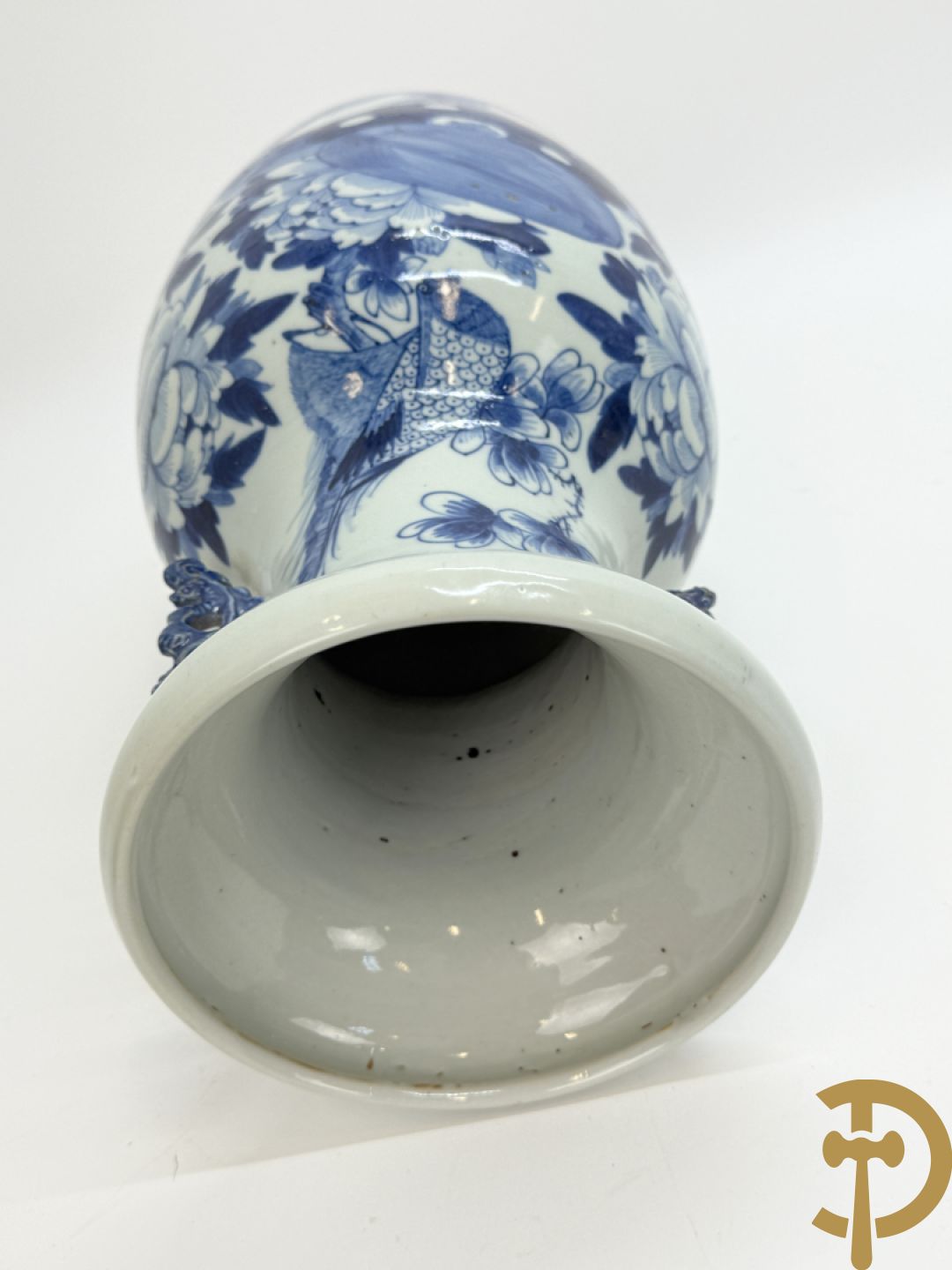 Twee Chinese porseleinen celadonvazen met blauw wit bloemen en vogeldecor + cachepot met vazendecor