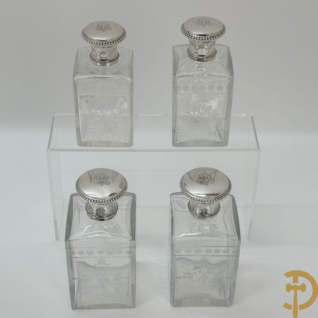 Vier karaffen met geslepen bloemenmotief bezet en  massief zilveren dop, met initialen HV, zilver gemerkt met minerva stempel 1e gehalte, maker J. Gruhier