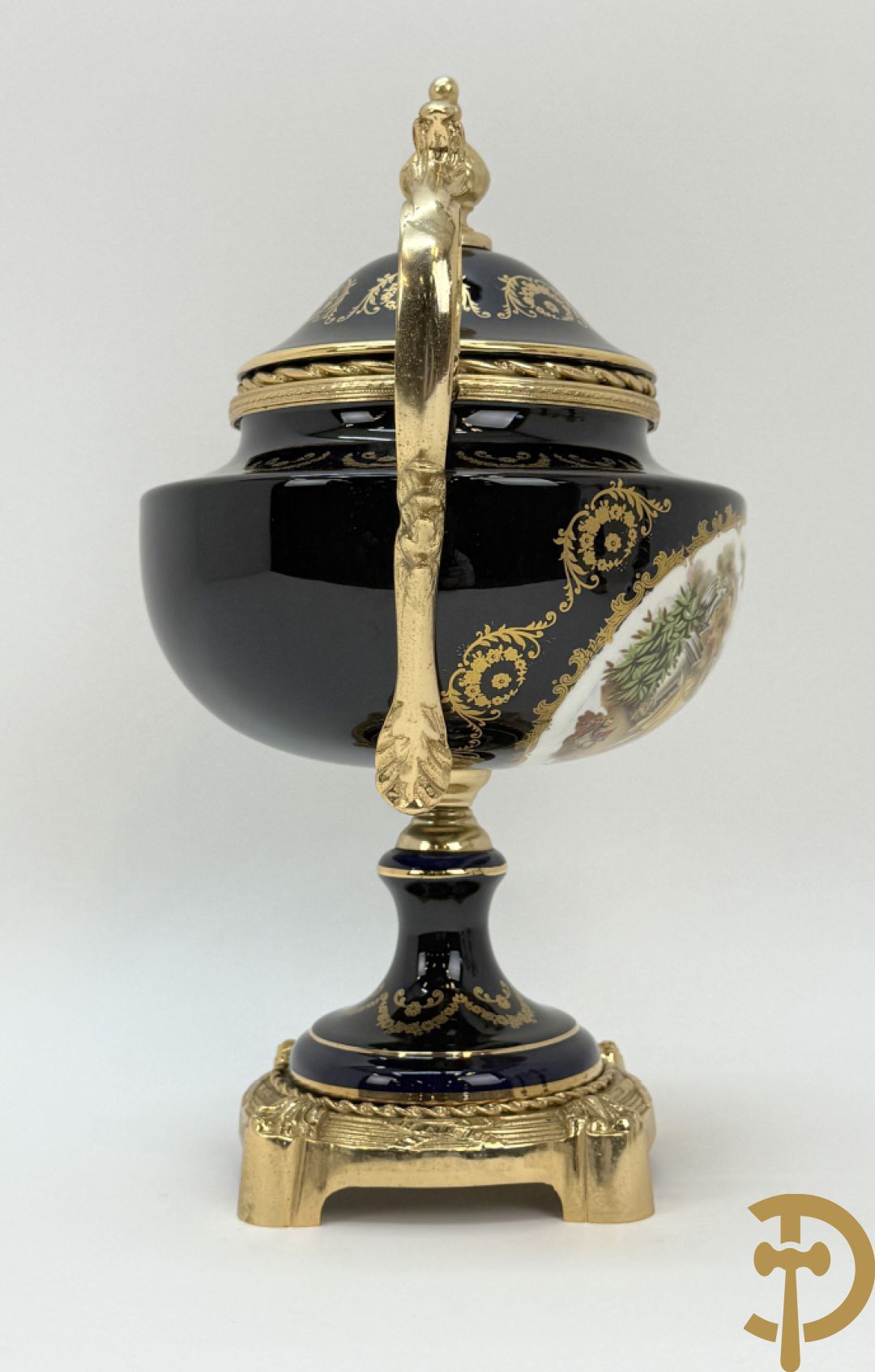Driestel Sèvres stijl bestaande uit paar dekselpotiches met koperen ornamenten en romantisch decalcomanie decor, Sèvres stijl+ dekselcoupe met Sèvres en romantisch decor