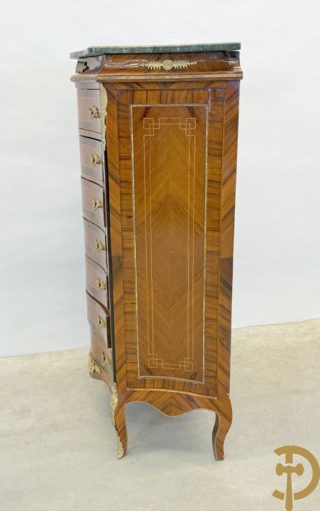 Notelaren gemarketteerde zevenladen kast met bronsbeslag, replica, jaren 