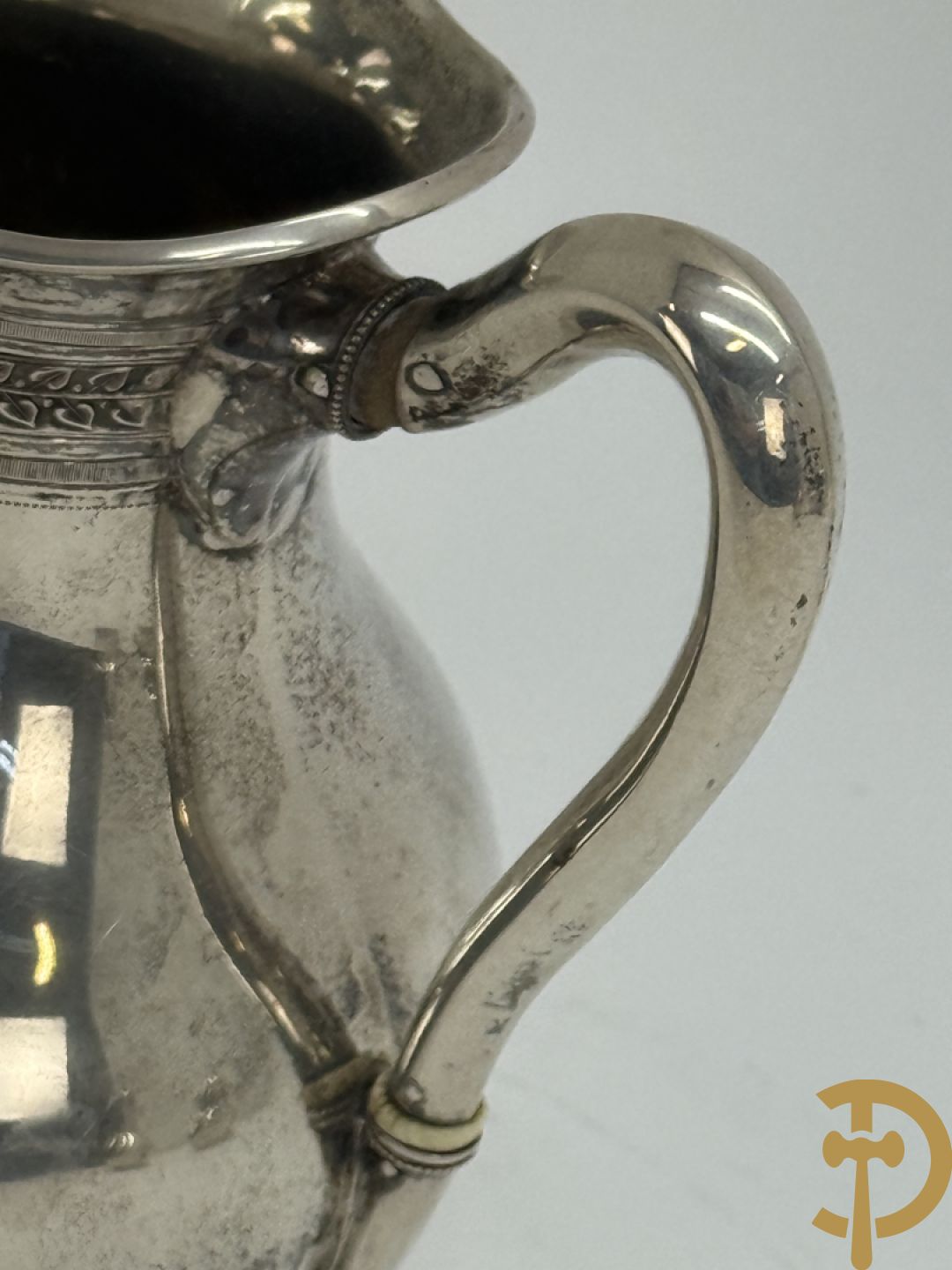 Massief zilveren koffiekan bezet met zwaan + bijhorende melkkan en suikerpot, 19e