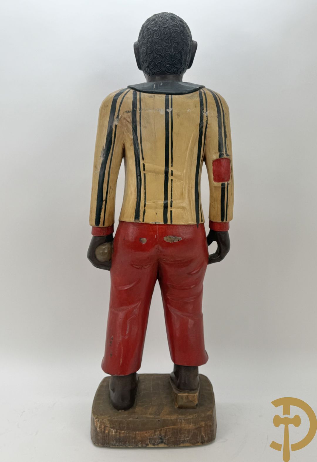 Houtgesculpteerd beeld van staande man