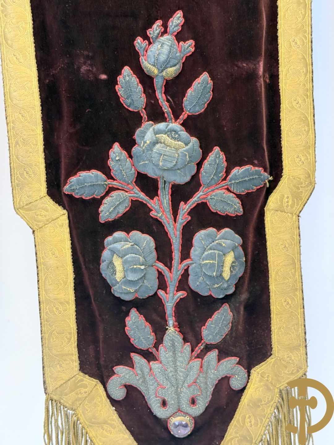 Processiebannier met bordeaux vaandel bezet met goudbrocaat van accanthusranken, Wortegem 1878, centraal handbeschilderd medaillon met voorstelling van Franciscus Xaverius - gehouden door verguld houtgesculpteerd ornament