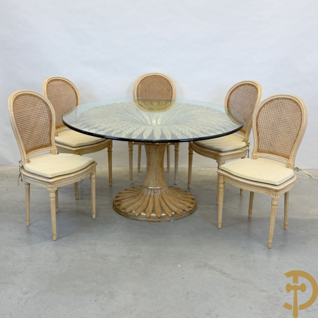 Ronde tafel met houtgesculpteerde korenaren, deels verguld, en glazen blad + 5 bijhorende Louis XVI stoelen met gecanneerde rug en zitting