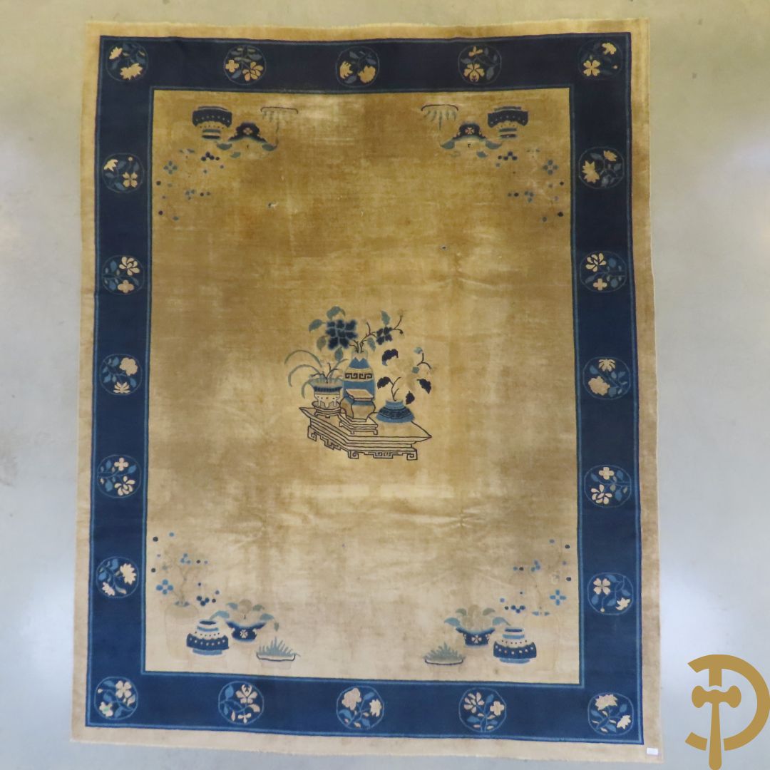 Antiek Aziatisch handgeknoopt tapijt met bloemen- en vazendecor