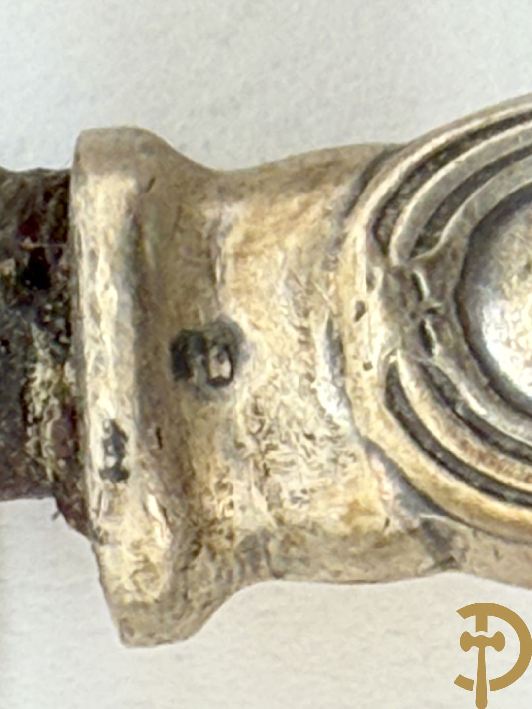 11 massief zilveren kleine lepels en 11 massief zilveren kleine vorken met bandes croisées, Delheid (813 gram) + messen met zilveren heft (na te zien)