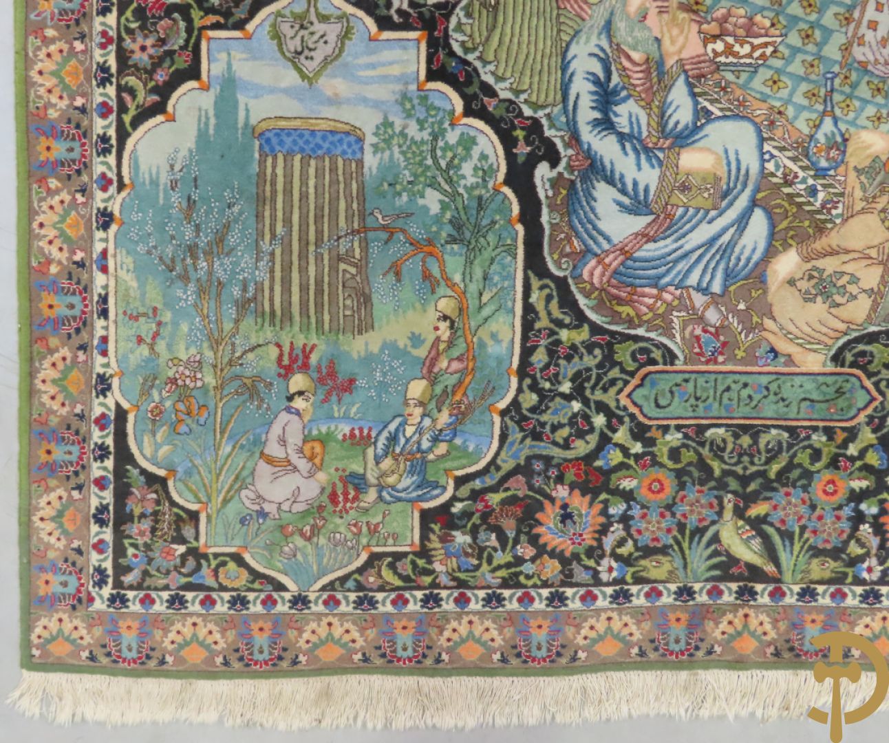 Oosters handgeknoopt tapijt Tabriz met figuratieve voorstelling, centraal met geanimeerde hofscène, omgeven door 4 hoekmedaillons met architecturale afbeeldingen - onderaan en bovenaan getekend