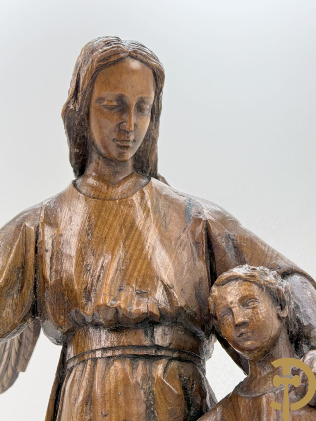 Houtsculptuur van engel met jongeling