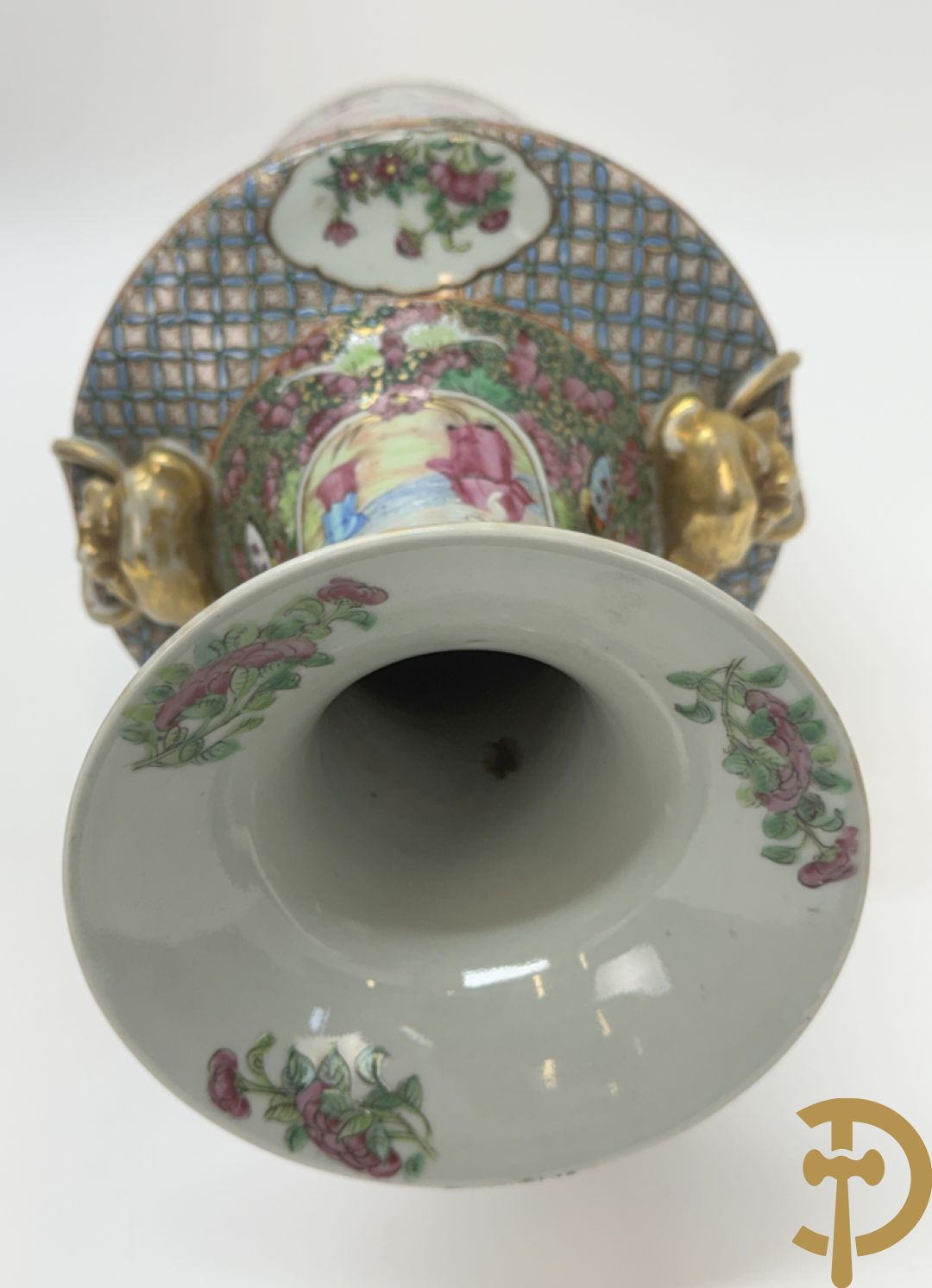 Paar Chinese porseleinen famille rose Kanton vazen met geanimeerd decor en zijdelings met fo honden