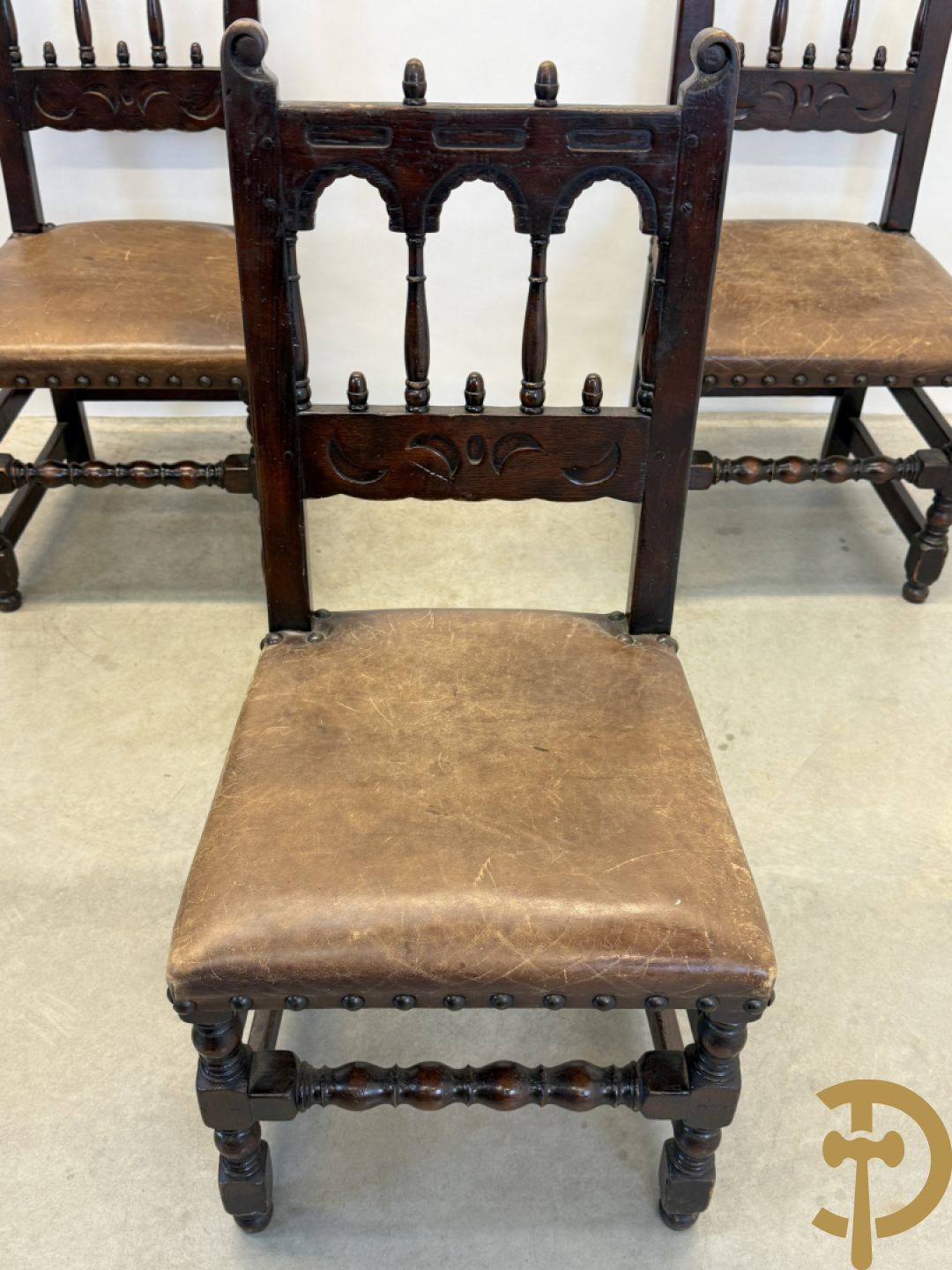 Grote massief eiken openklapbare gatelegg tafel + 6 Engelse eiken stoelen met lederen zitting