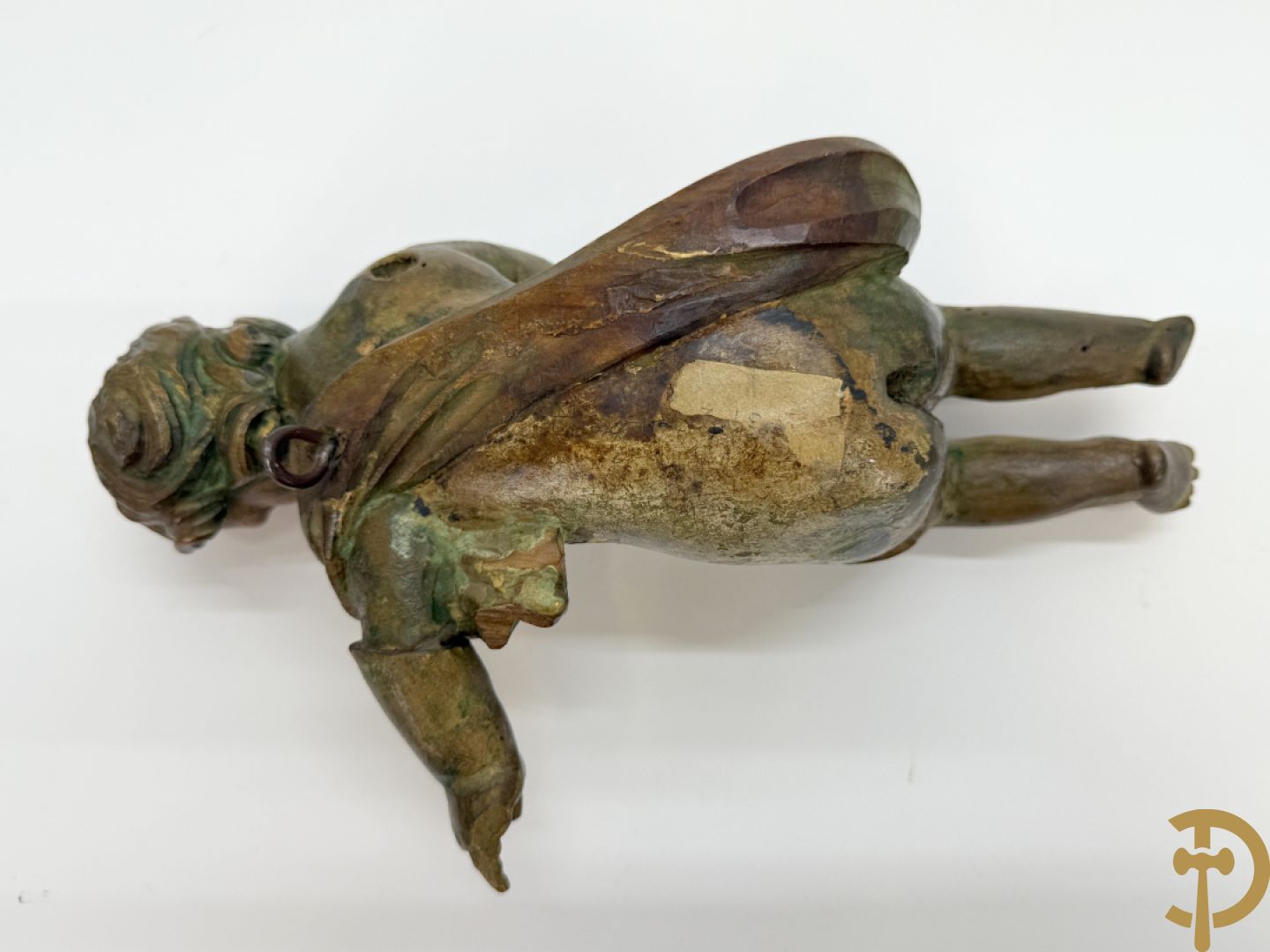 Drie houtgesculpteerde cupido