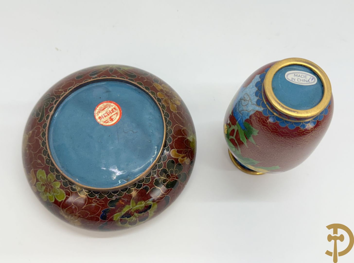 Acht stuks cloisoné w.o. paar dekselpotiches met bloemendecor, 4 vaasjes, coupe en vogel