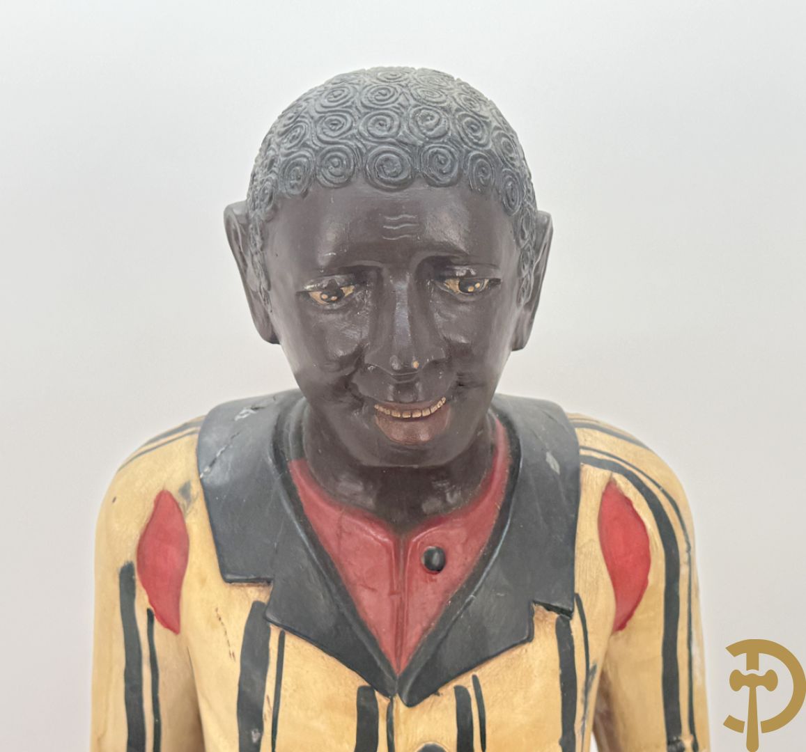 Houtgesculpteerd beeld van staande man