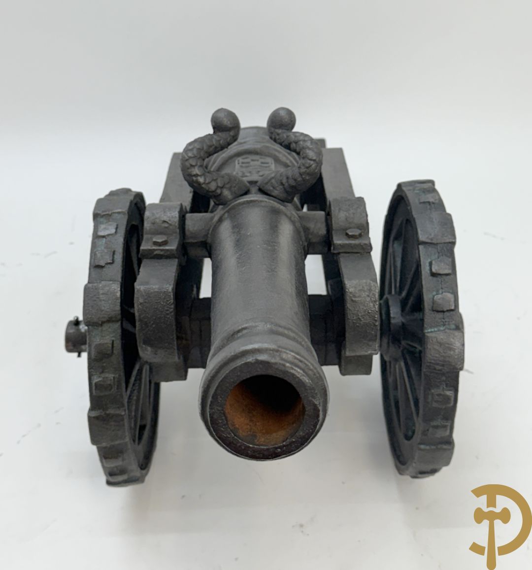 Gietijzeren miniatuurkanon met wapenschild