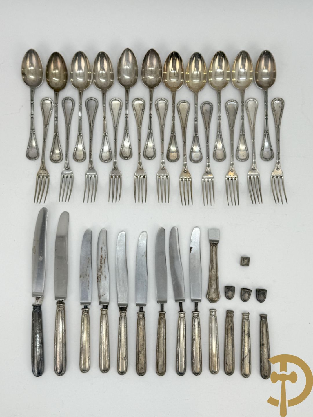 11 massief zilveren kleine lepels en 11 massief zilveren kleine vorken met bandes croisées, Delheid (813 gram) + messen met zilveren heft (na te zien)