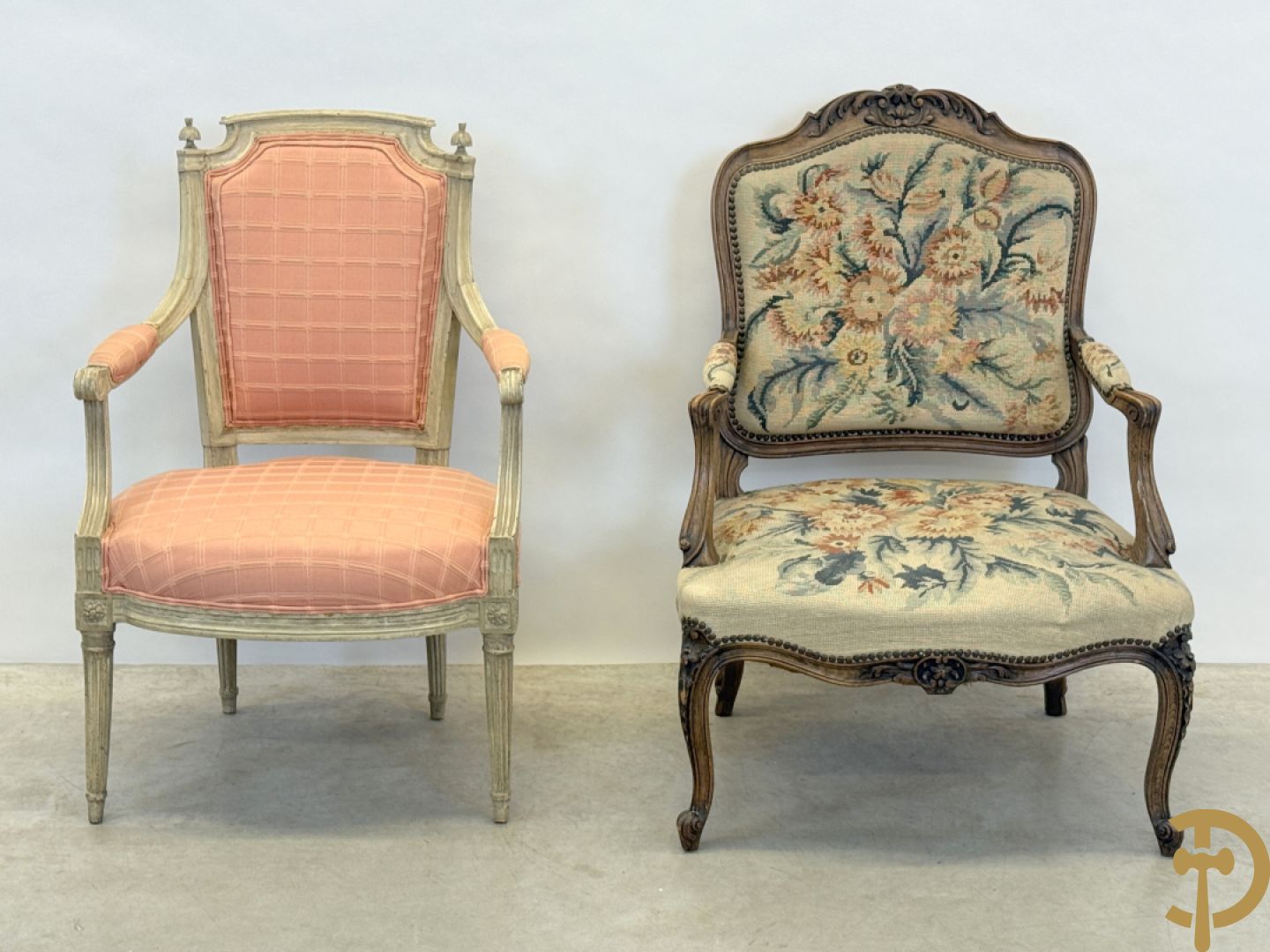 Gemonochromeerde Louis XVI armzetel + Louis XV armzetel met petit points
