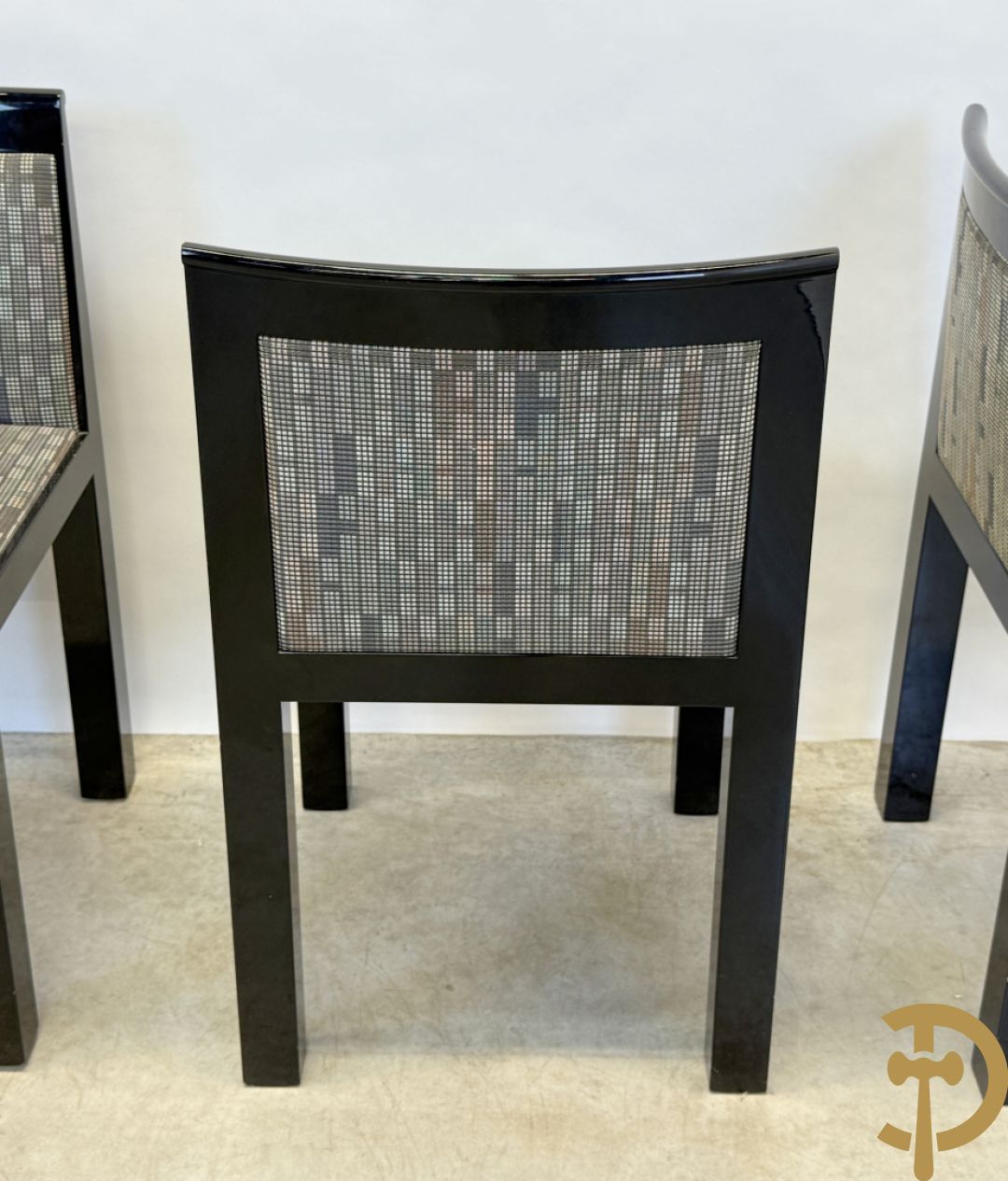 Zwartgelakte uittrekbare vintage designtafel met 4 bijhorende stoelen model 