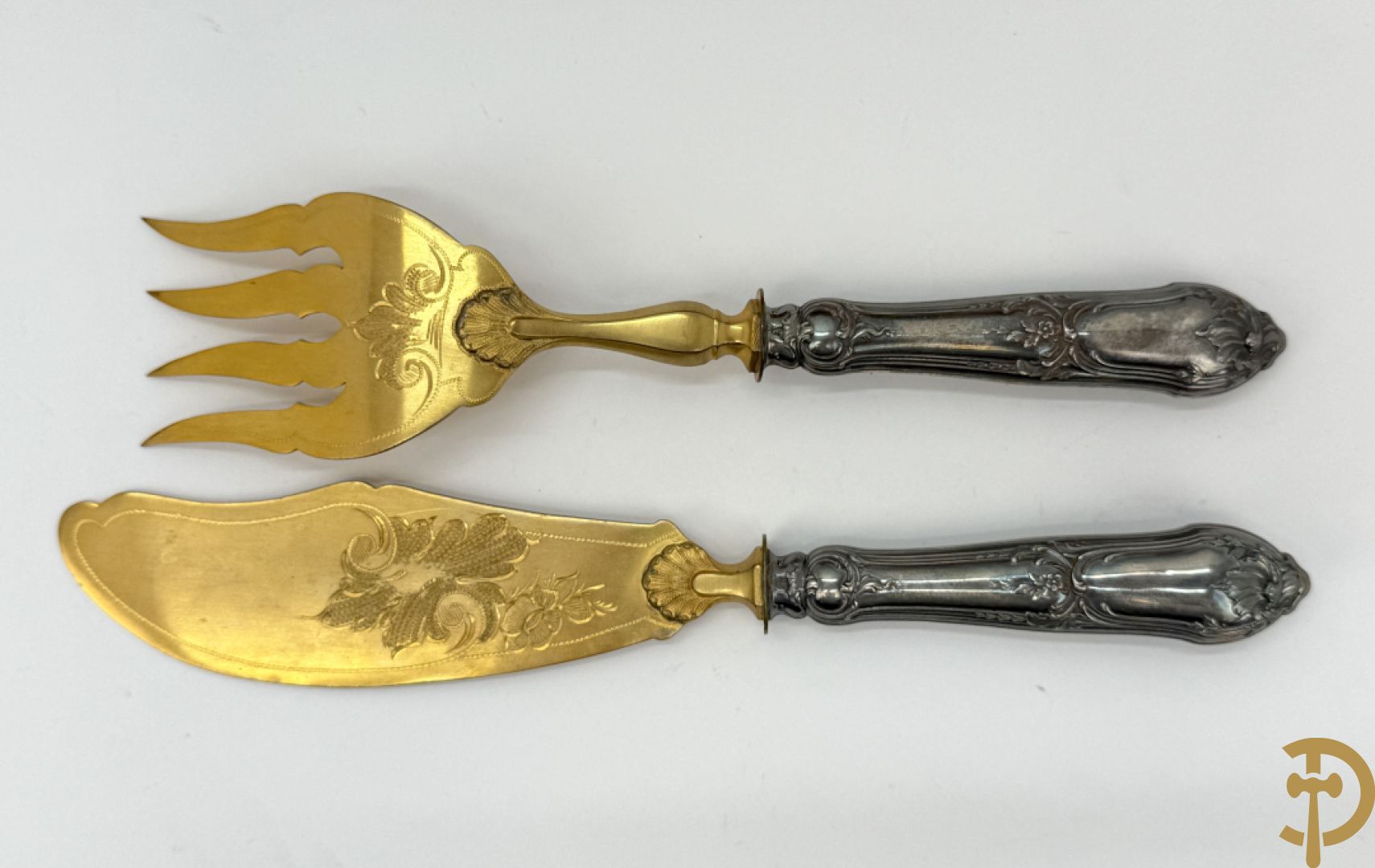 Wildbestek met zilveren handvaten en verguld lemmet bewerkt met gegraveerde bloemen + slacouvert met zilveren handvat en verguld schepgedeelte + slacouvert met zilveren heft en benen lepel