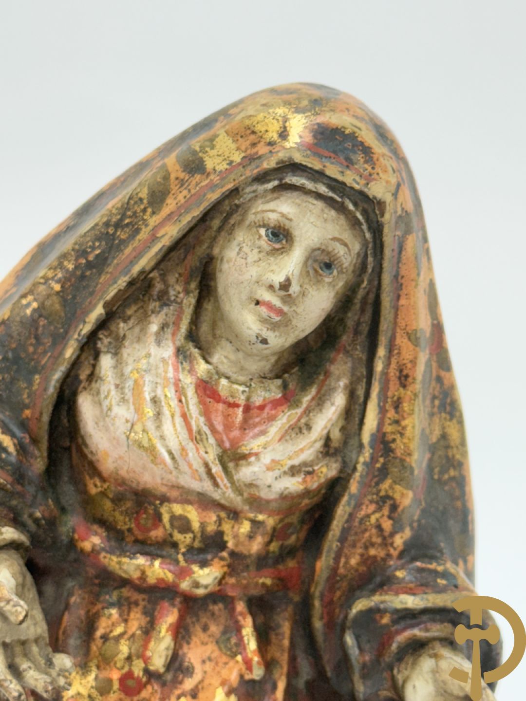Gepolychromeerde houtsculptuur van zittende dame