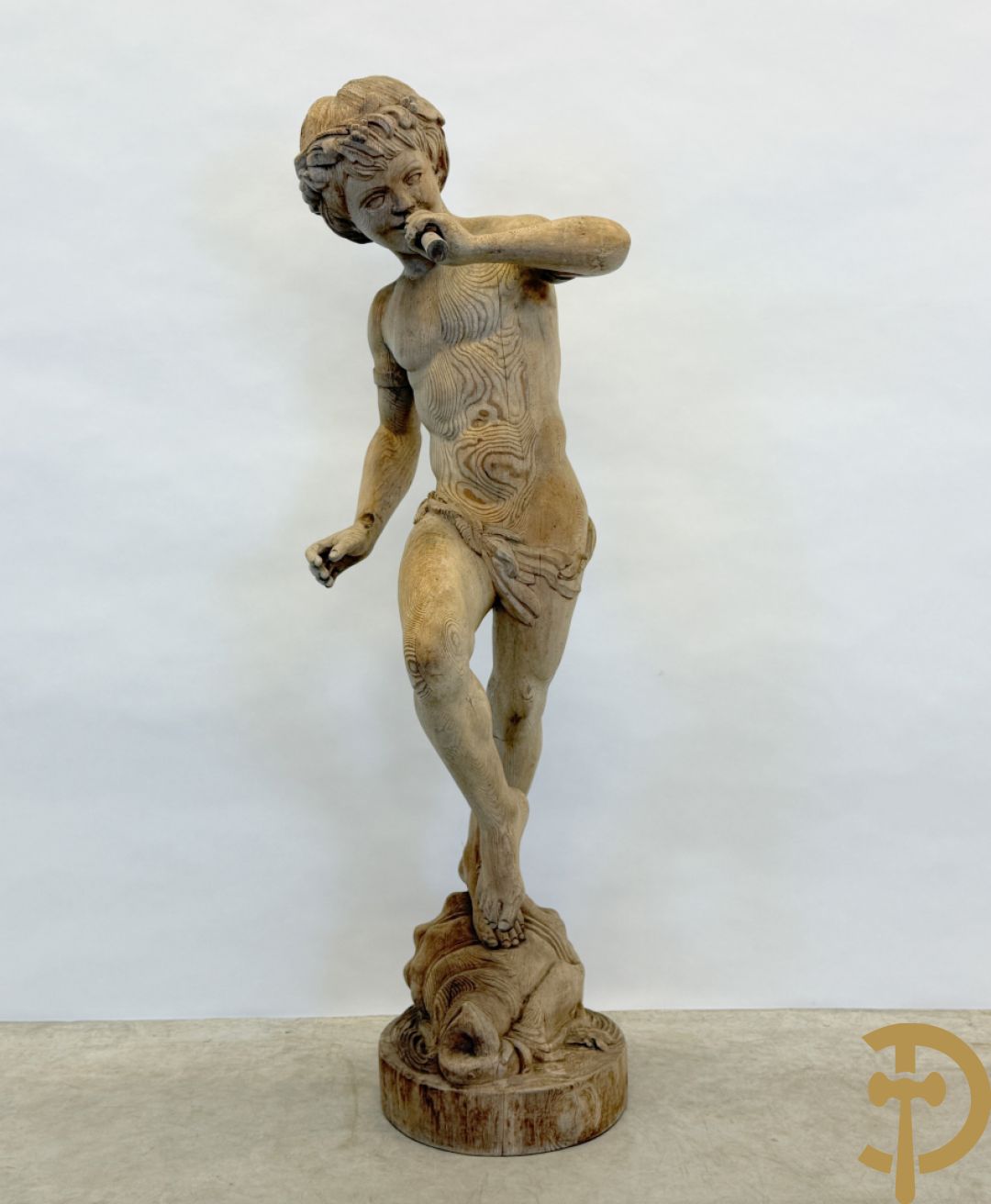 Houtgesculpteerde fluitspelende cupido staande op schelp