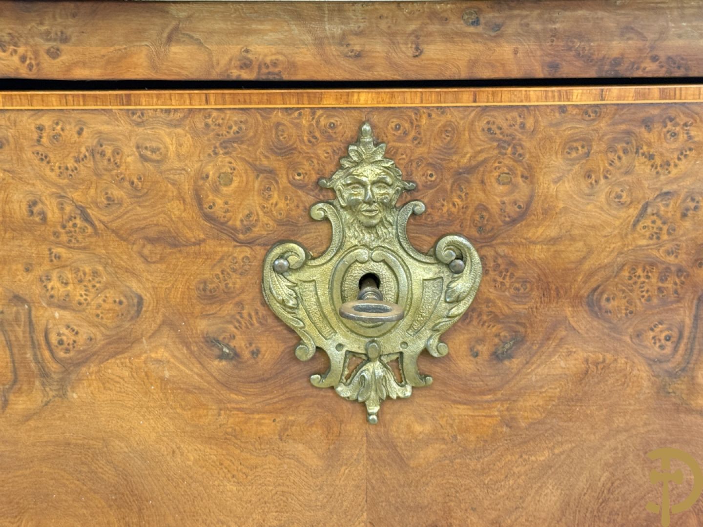 Wortelnotehouten drieladencommode met bronsbeslag van mazarinkoppen en accanthusranken, bovenaan met rood geaderd marmeren blad