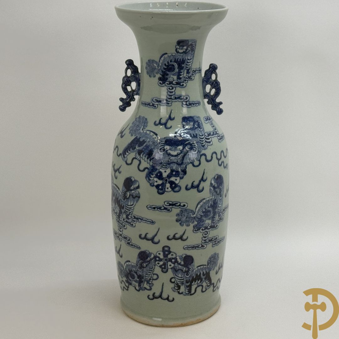 Chinese porseleinen celadon vaas met blauw/wit decor van fo honden