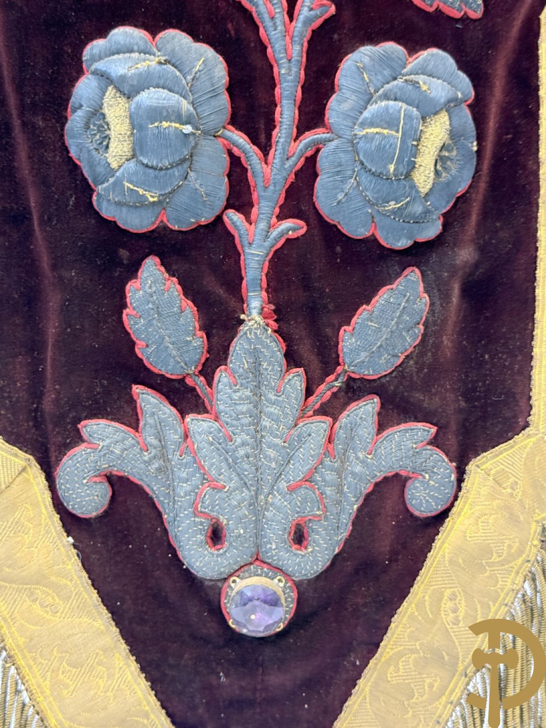 Processiebannier met bordeaux vaandel bezet met goudbrocaat van accanthusranken, Wortegem 1878, centraal handbeschilderd medaillon met voorstelling van Franciscus Xaverius - gehouden door verguld houtgesculpteerd ornament