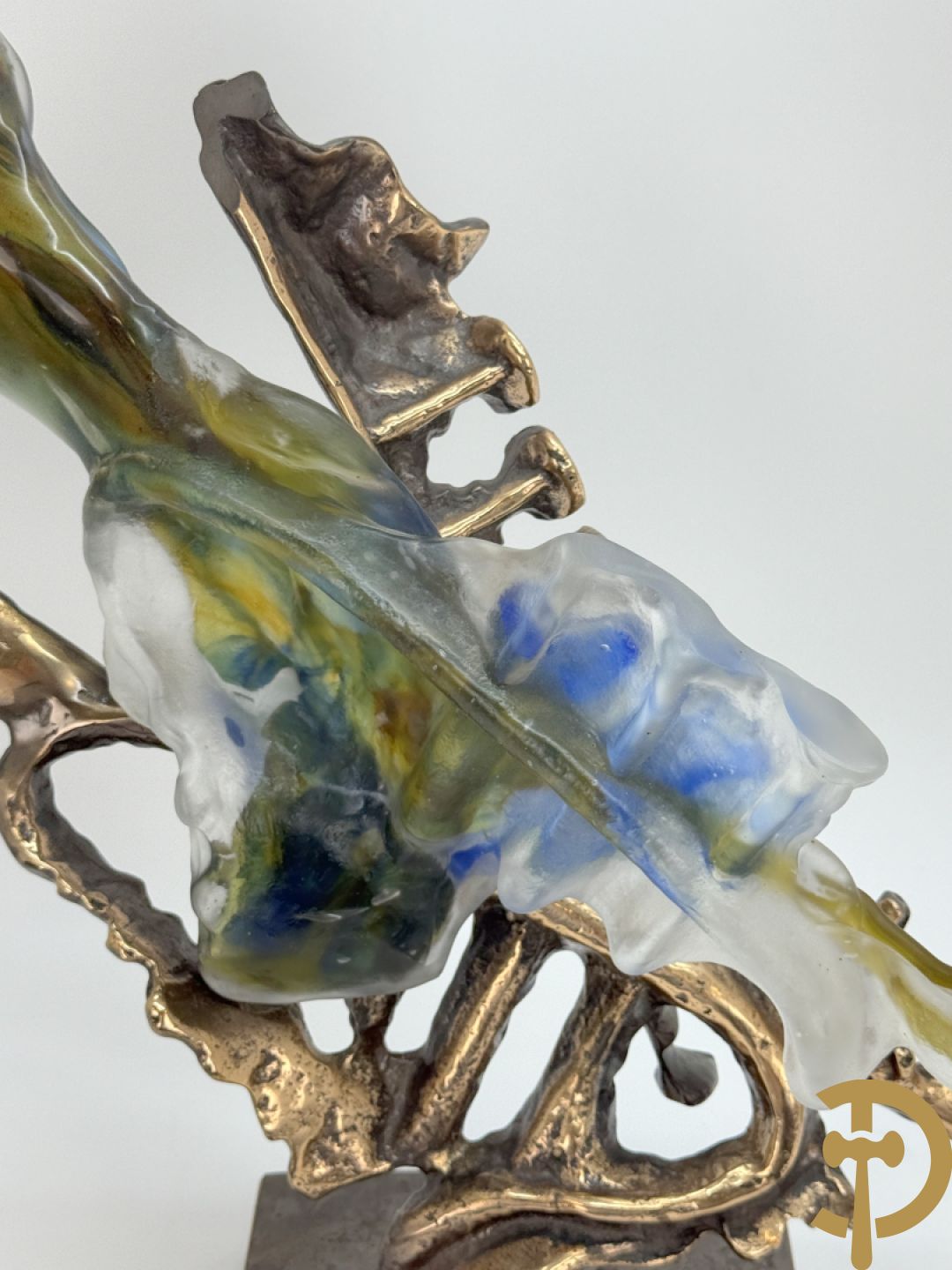 LOHE getekend - Surrealistische sculptuur met combinatie van koper en gekleurde pate de verre in de vorm van een trompet