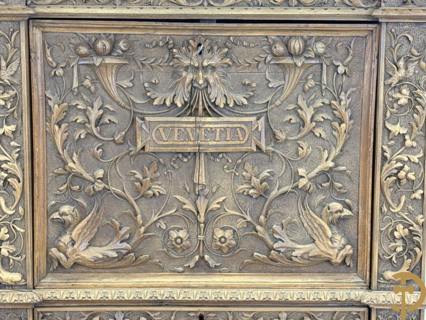 Italiaanse handgesculpteerde Neo Renaissance credance, bovenaan met klep en onderaan met lade - sculptuur van dieren en accanthusranken, gemerkt Venetia