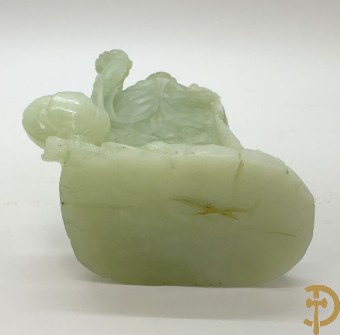 Jadeiet sculptuur van boedhistisch figuur + jadeiet wijsgeer met perziken + geisha in jadeiet