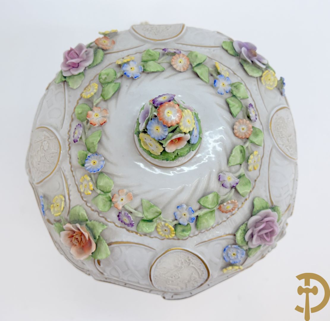 Porseleinen lampadaire met dansende figuren, bovenaan met porseleinen kap bezet met bloemmetjes