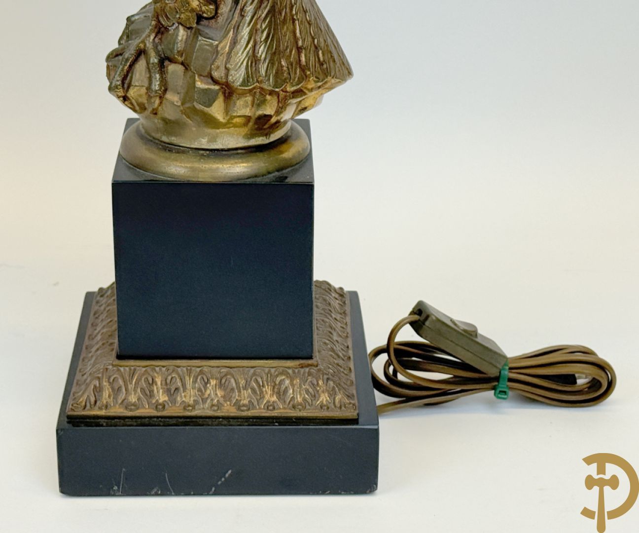 Paar vintage lampadaires met adelaar, bovenaan bekroond met 4 kaarsenhouders en lichtpunt
