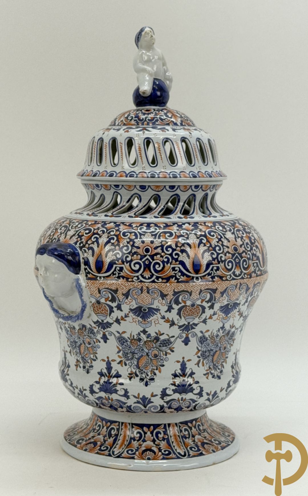 Dekselpotiche in geglazuurde keramiek, Rouan, onderaan gemerkt MD/E (Masse-Frères te Dèvres), bewerkt met cherubijnenkopjes opzij, rond 1900