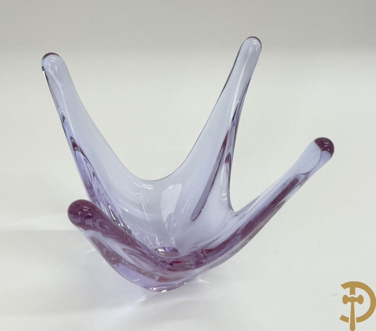 Mooi lot gekleurd Val Saint Lambert kristal bestaande uit 4 vazen, parfumstel (2 ledig), geslepen glas, coupe, onderzetters en 3 asbakken (14 stuks in het totaal)
