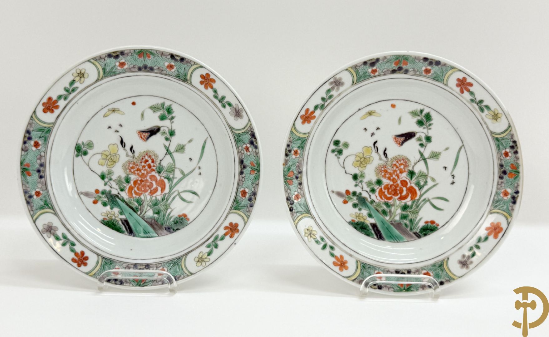 Chinese porseleinen ballustervormige vaas, King Long  + 2 porseleinen bordjes met bloemendecor + 2 bordjes met vazen- en bloemendecor + kopje en schoteltje Imari + dekselpotiche met vogel en bloemendecor