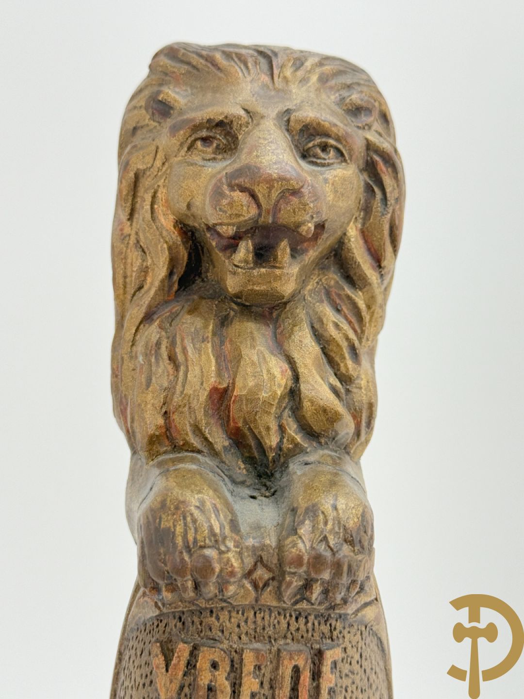 Houtgesculpteerde vlaggentop met Vlaamse leeuw 