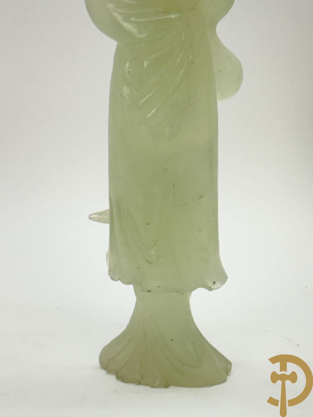 Jadeiet sculptuur van boedhistisch figuur + jadeiet wijsgeer met perziken + geisha in jadeiet