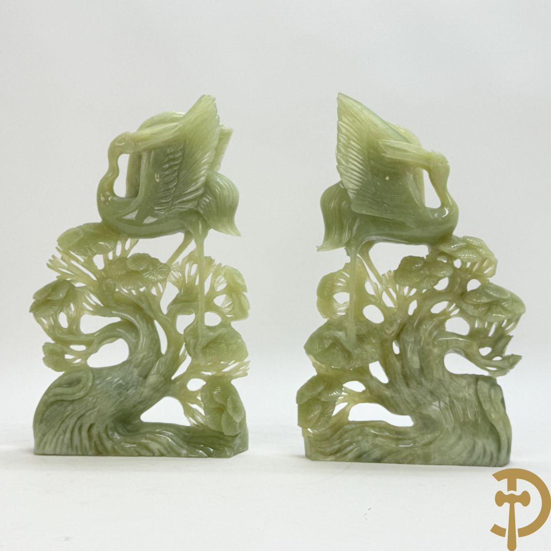 Paar jadeiet sculpturen met fenixvogels in natuurtafereel