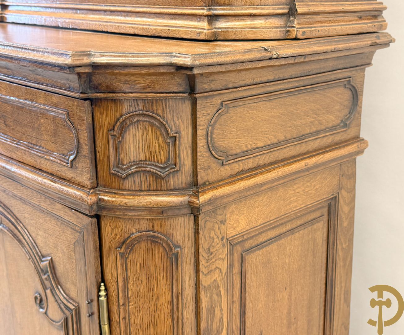Massief eiken Luikse vitrinekast, boven met 2 beglaasde deuren en gebogen kop, Louis XV stijl, 18e