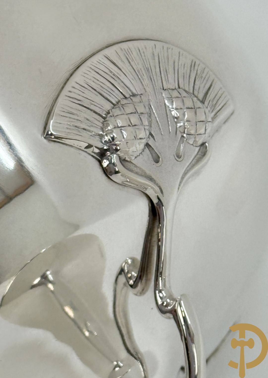 Massief zilveren coupe op voet gehouden door 3 bloemstengels, Art Nouveau Jugendstil, getekend 1912 Stockholm, gehalte 925, gestempeld GAB