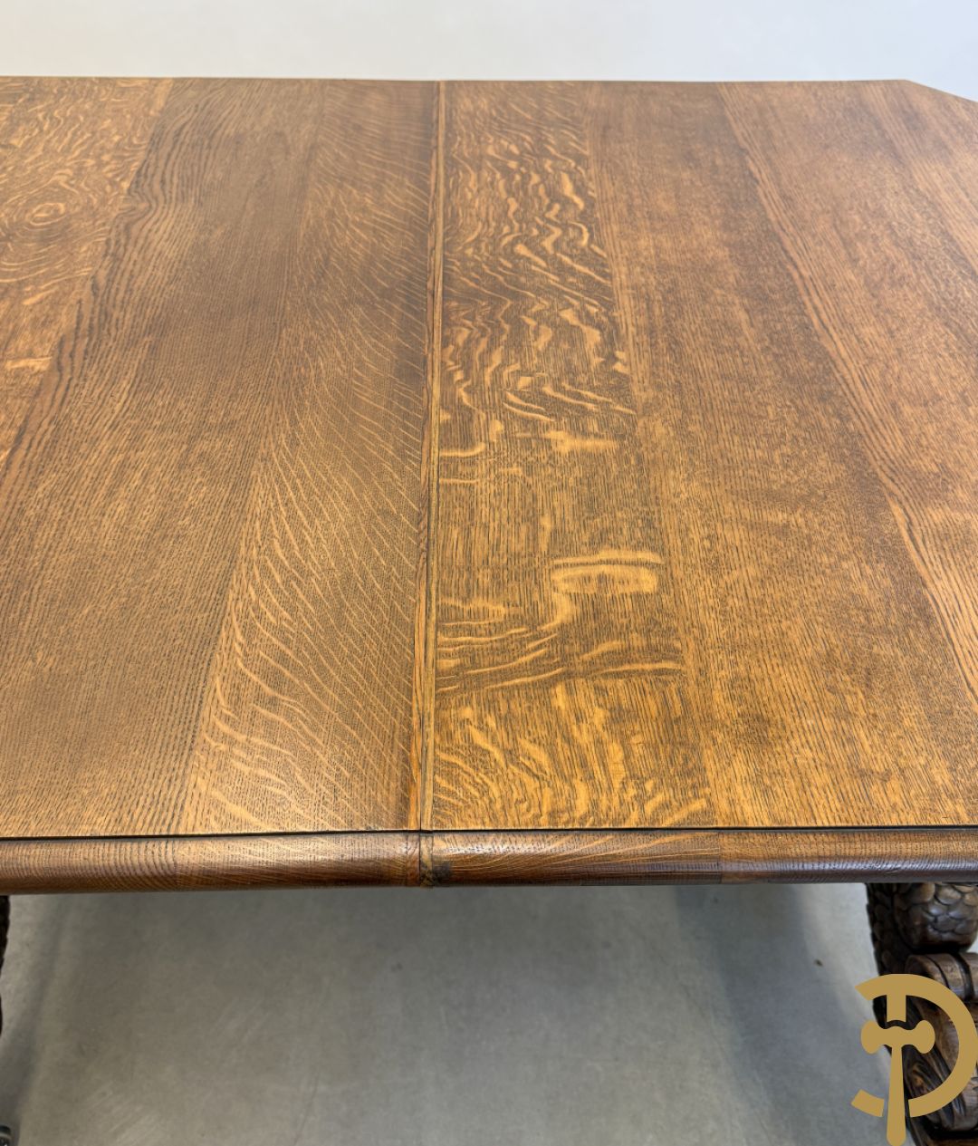 Massief eiken dolfijnetafel met knorrenlijst en leeuwenkoppen, Neo Renaissence stijl + 6 eiken stoelen met sculptuur
