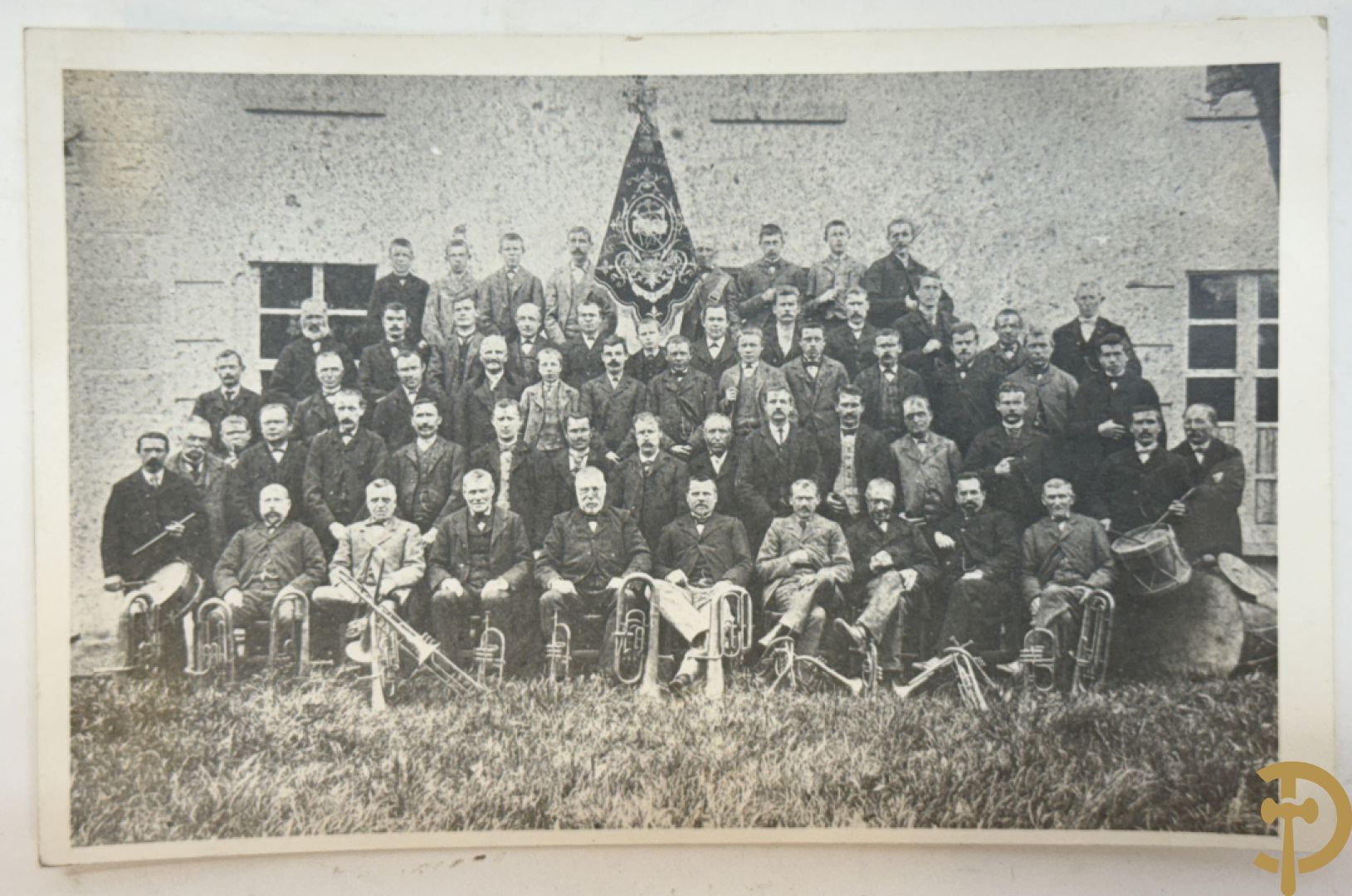 Vaandel van de muziekharmonie met goudbrocaat 